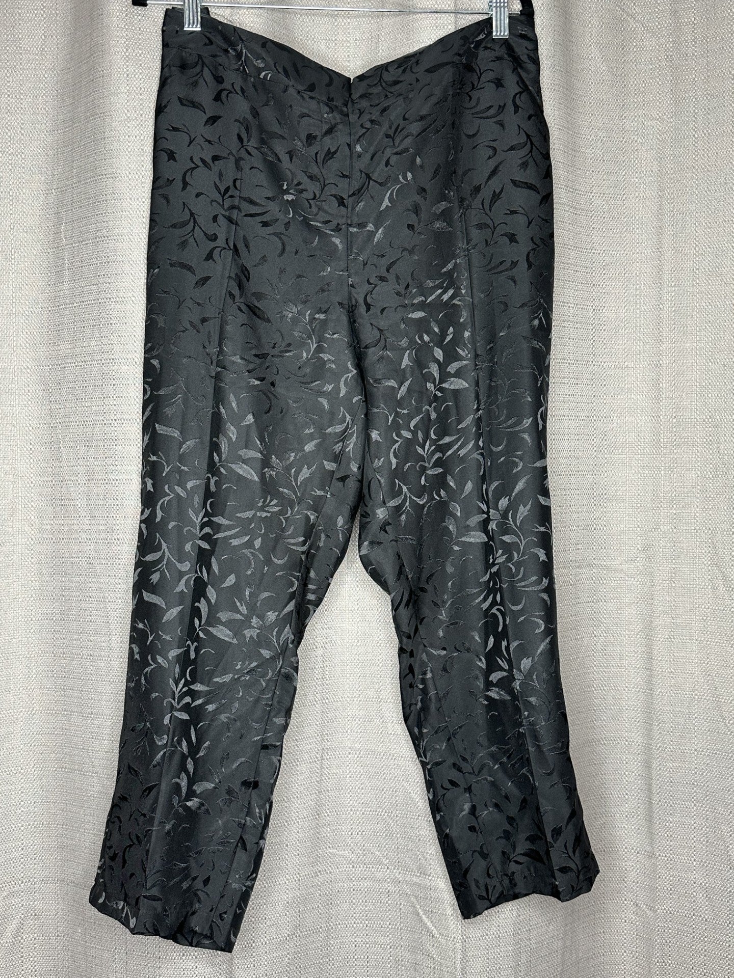 Black Leaf-embossed patterned 3/4 pants 
