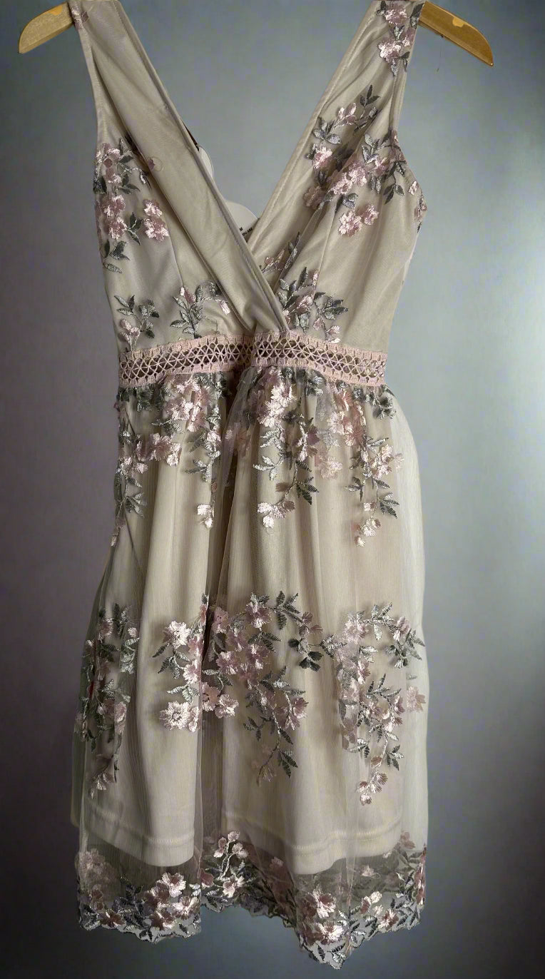 *NEW 'Boohoo' Floral Embroidered Skater Dress