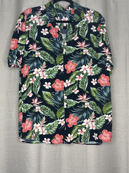 Hawaiian shirt with tropical floral pattern 