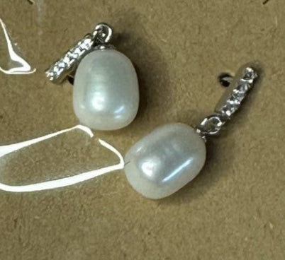 Pearl earrings with silver hooks 
