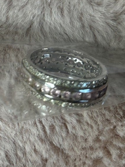Silver ring with textured design 